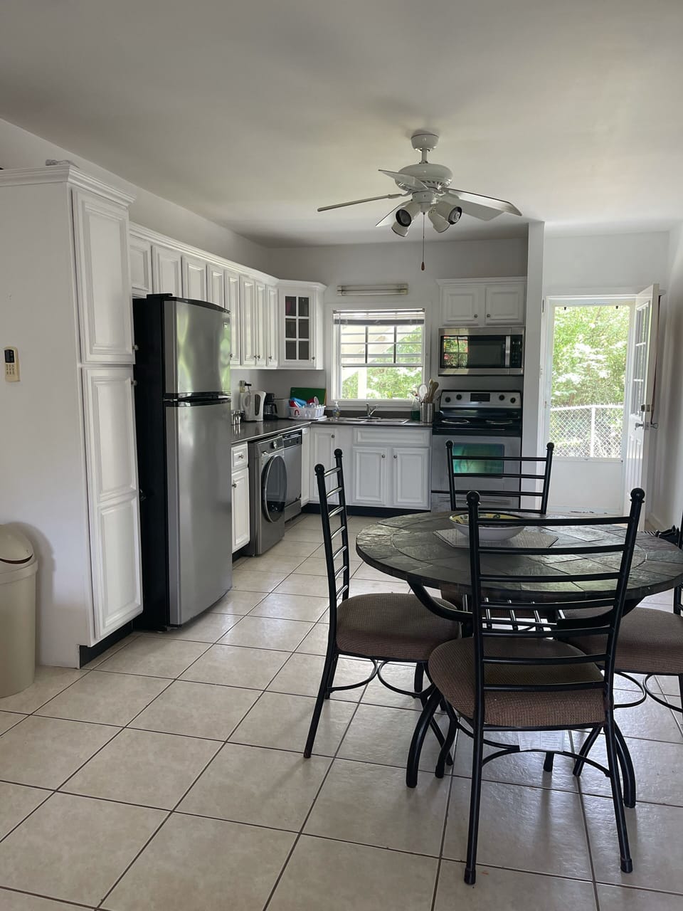 Fully equipped kitchen with everything you need to make you feel at home.