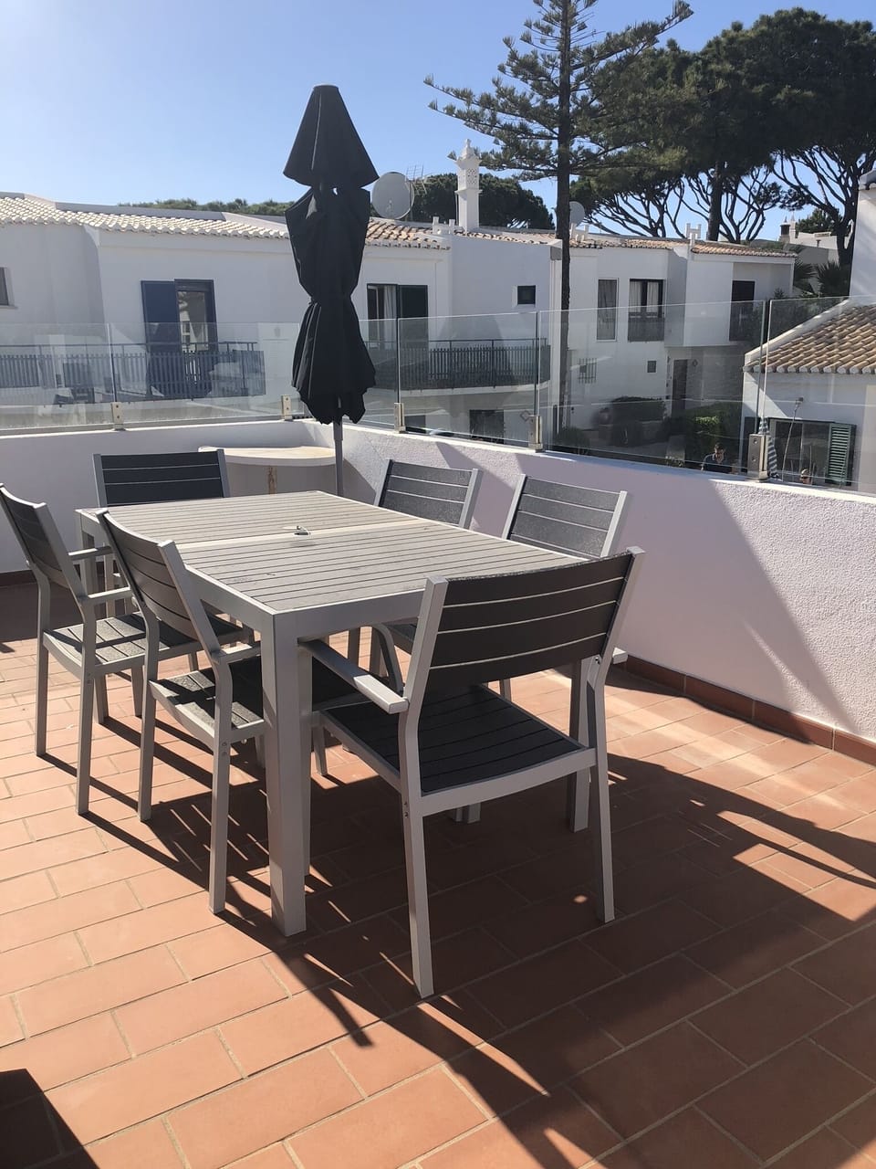 Roof terrace, dining table, BBQ & sun beds.