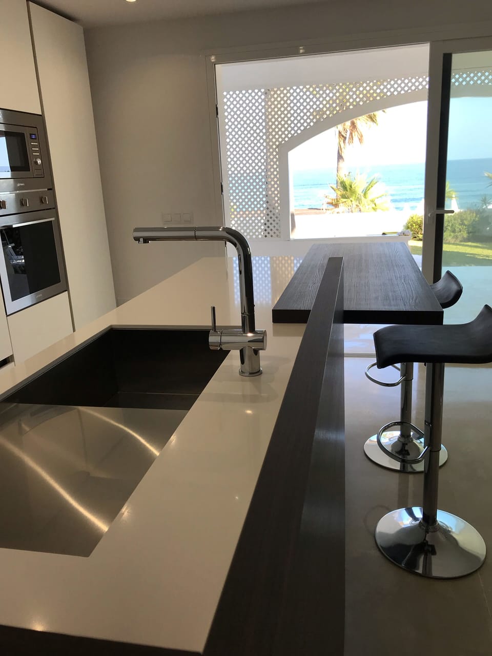Complete kitchen with sea view