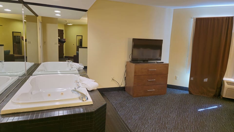 Luxury Suite | Desk, iron/ironing board, WiFi (free), alarm clocks