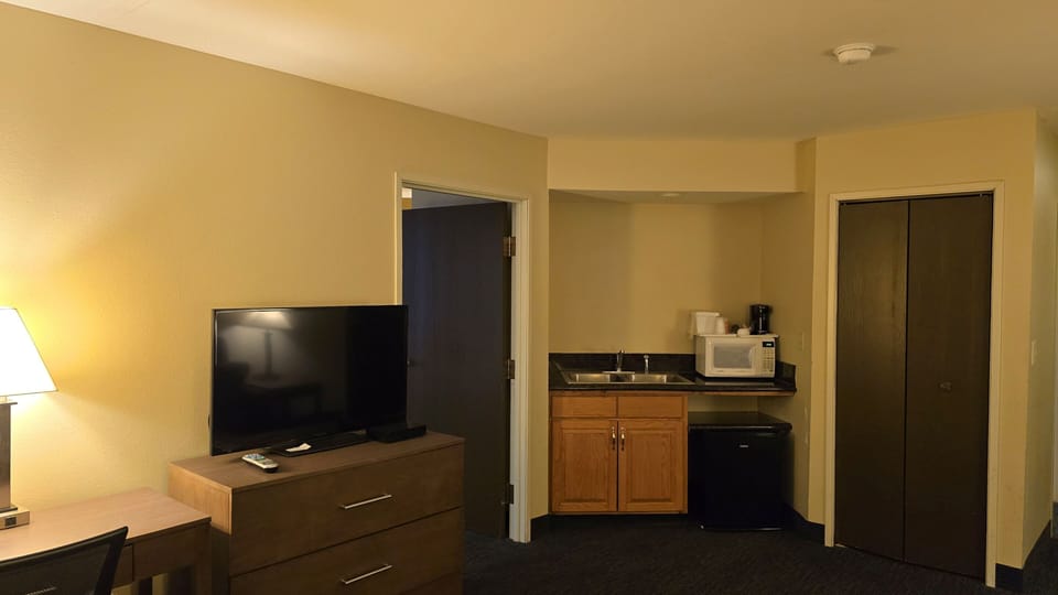 Superior Suite | Living area | Flat-screen TV