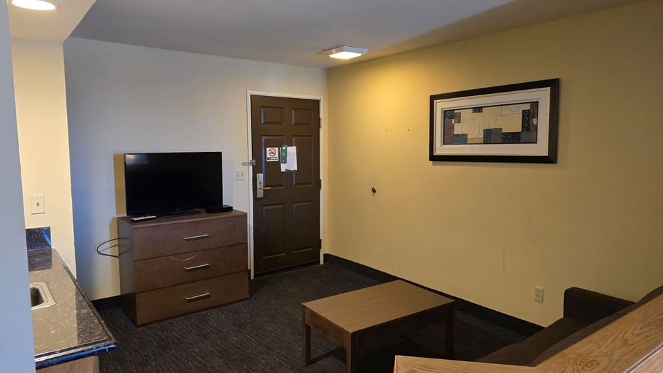 Luxury Suite | Living area | Flat-screen TV