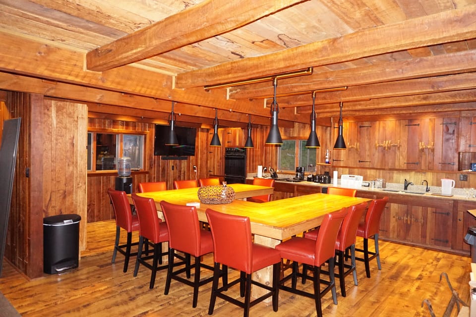 Kitchen: U shaped table.  Seating for up to 16. 2 ovens, stove, dishwasher, etc.