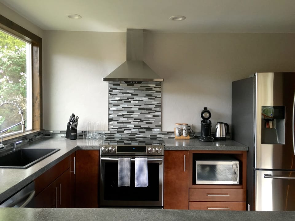 Modern Appliances, Blender, fully stocked Utensils, Crock Pot & Mixing Bowls.