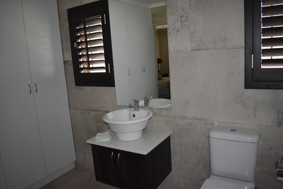 Deluxe Double or Twin Room, 1 King Bed, Accessible, Garden View | Bathroom | Free toiletries, hair dryer, bathrobes, slippers
