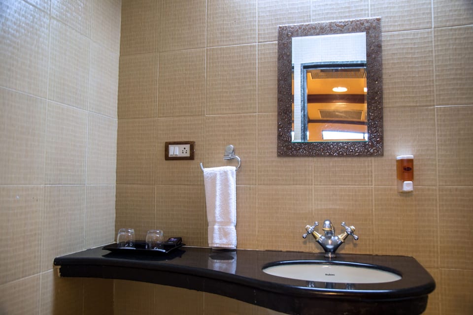 Super Deluxe Room | Bathroom | Shower, hair dryer, slippers, towels