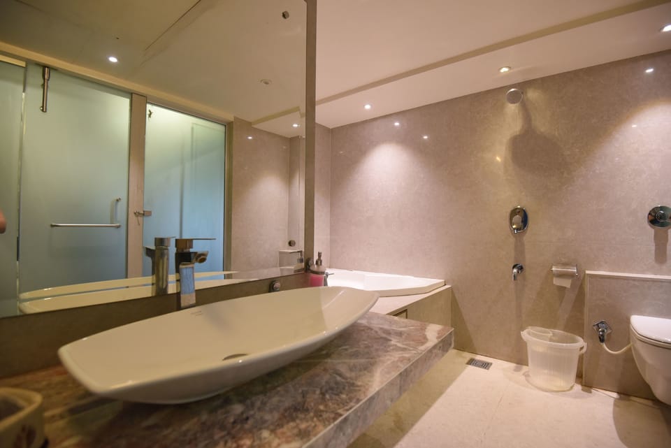 Suite Room With Jacuzzi and Minibar | Bathroom | Free toiletries, towels, soap, shampoo