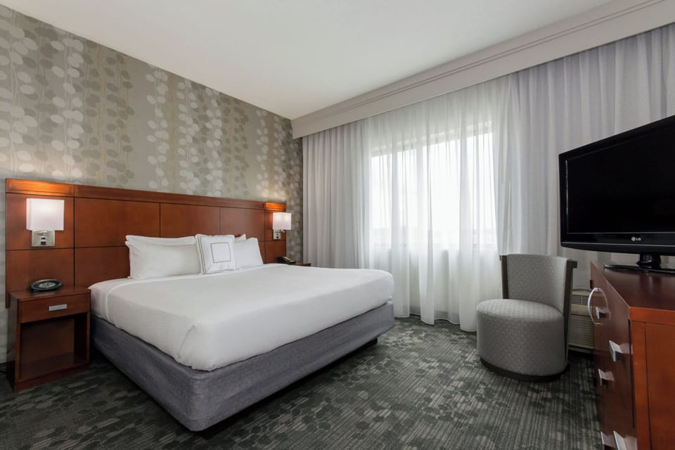 Suite, 1 King Bed with Sofa bed | Desk, laptop workspace, iron/ironing board, free WiFi