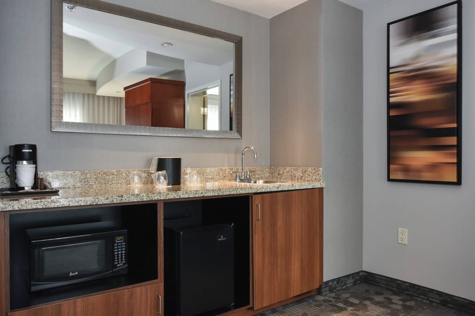 Suite, 1 King Bed with Sofa bed | Bar (on property)