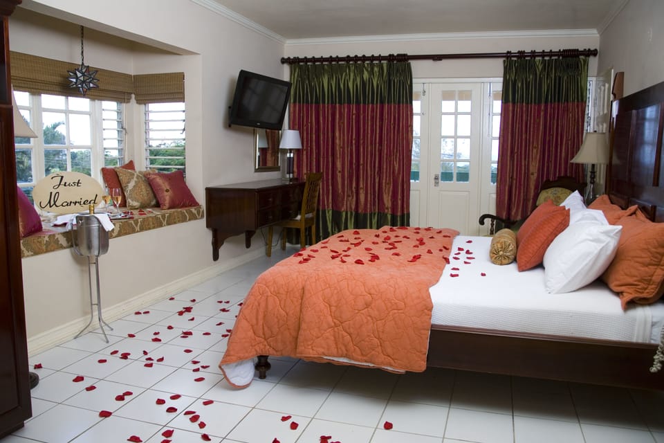 Junior Suite, 1 King Bed | In-room safe, desk, blackout drapes, iron/ironing board