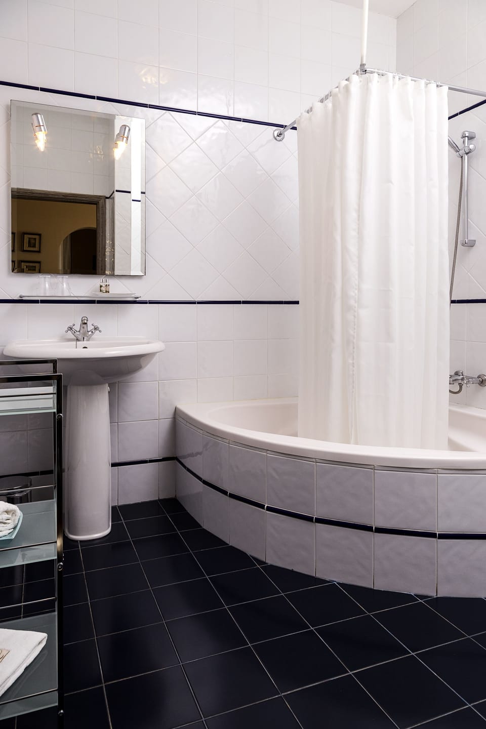 Double Room | Bathroom | Hair dryer, towels, soap, shampoo