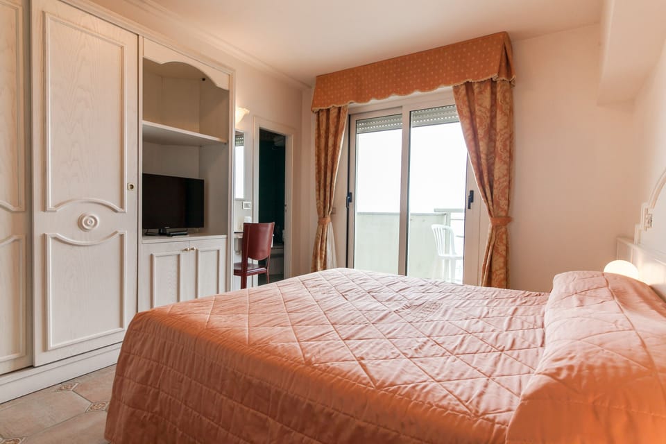 Minibar, in-room safe, desk, blackout drapes