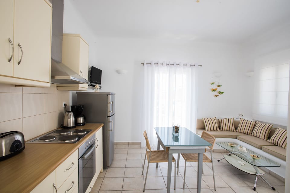Apartment (2 people) | Private kitchen | Full-size fridge, microwave, oven, stovetop