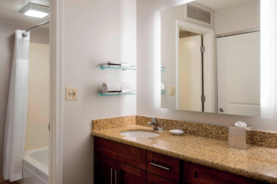 Combined shower/tub, free toiletries, hair dryer, towels