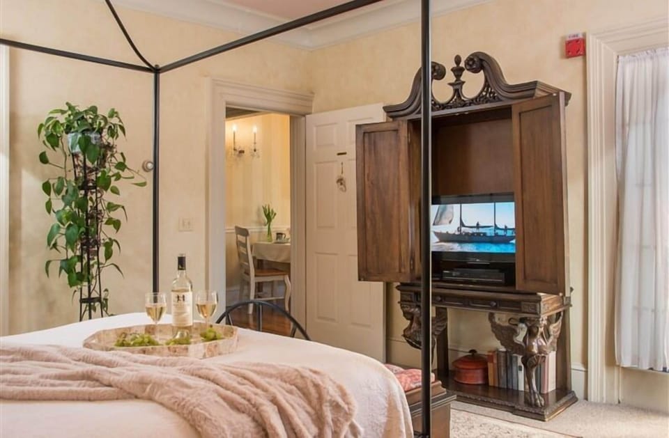 Premium bedding, WiFi (free), bed sheets