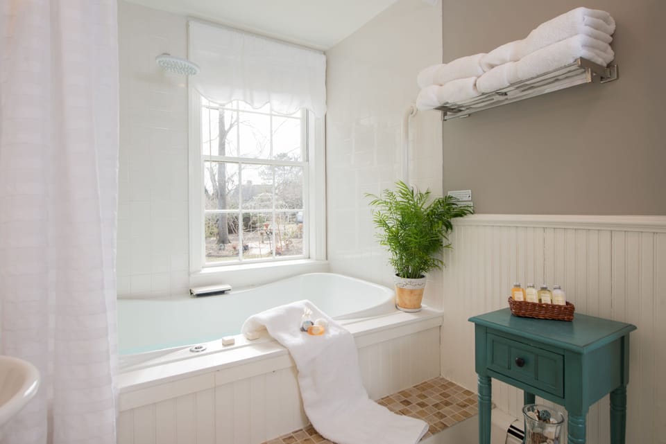 Luxury Room, 1 King Bed, Garden View | Bathroom | Designer toiletries, hair dryer, bathrobes, towels
