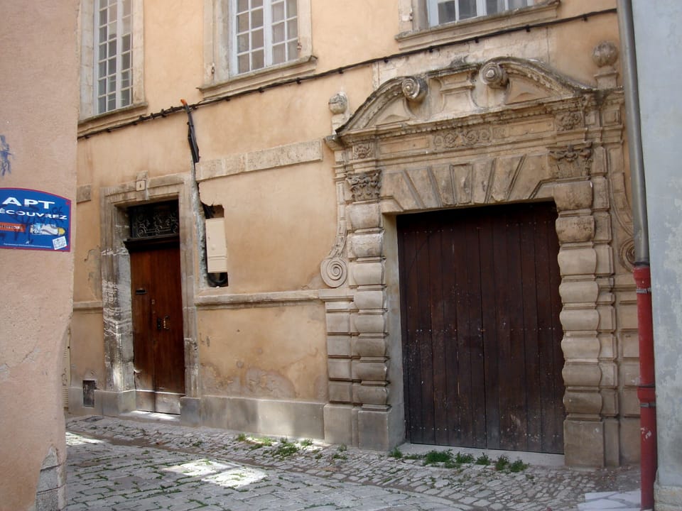 This door dates back to the renaissance  period.....one of the oldest in Apt.