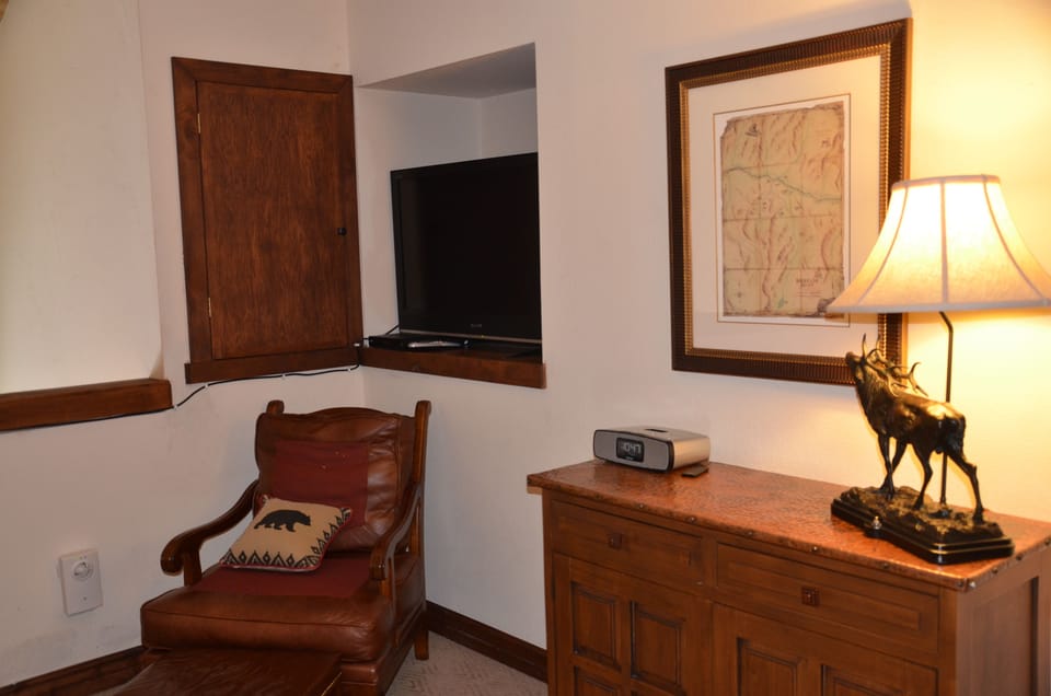 Loft - Enjoy 40 inch HDTV,  Ample Space for Adults & Kids to Play or Sleep 