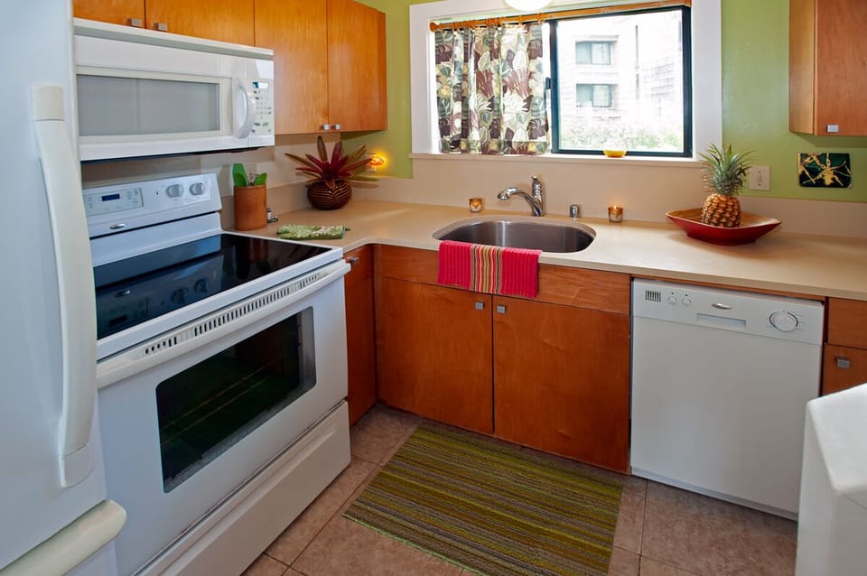 Sealodge G8 | Princeville condos at Sealodge Kauai 20 - Whether you want to whip up your own home-style meals, or just need a couple dishes for whatever takeaway you've brought home, everything you need is in the fully stocked kitchen.