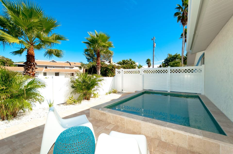 Anna Cabana A side yard with pool & seating area