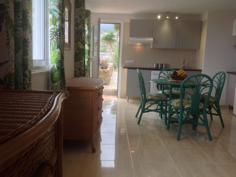 Dining & kitchen area.