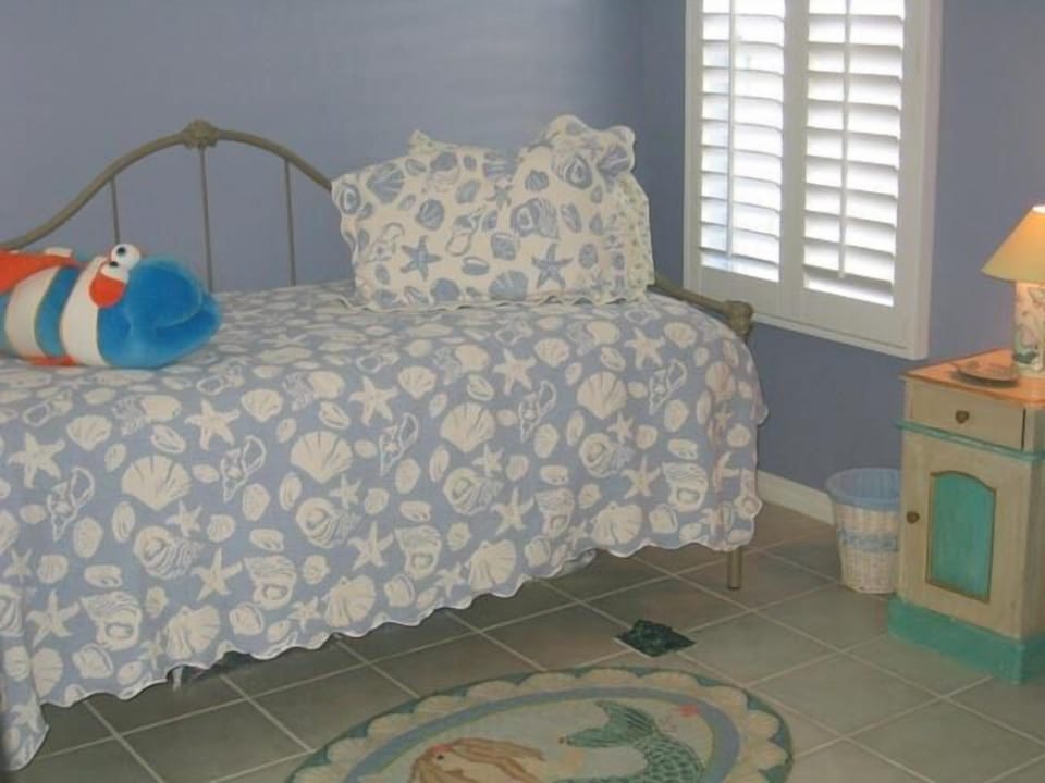 3rd bedroom with trundle.