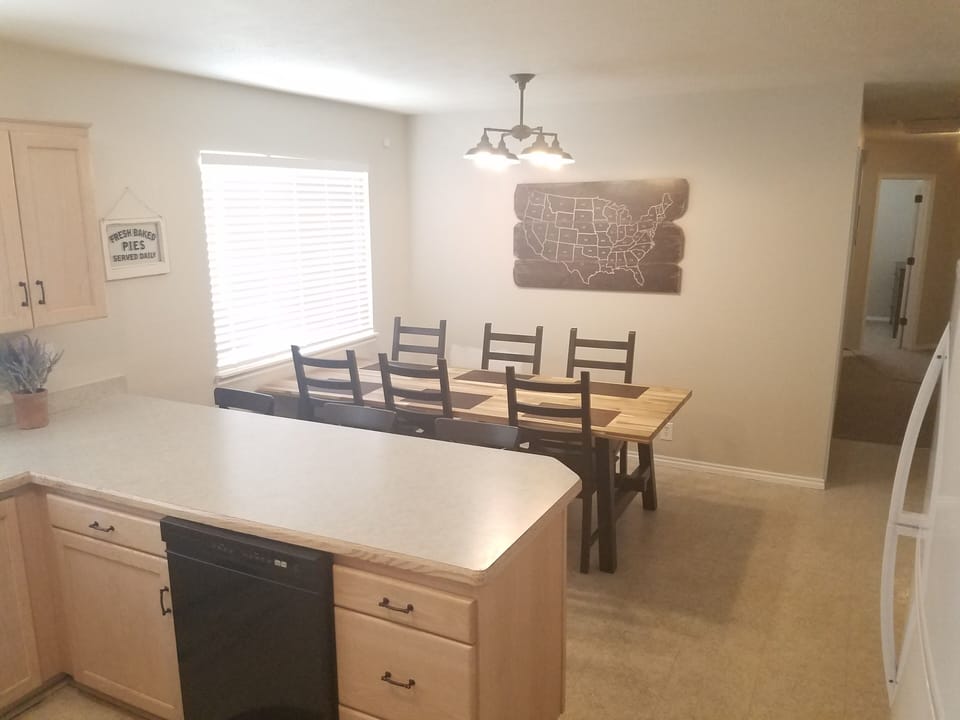 Kitchen and dining for 6