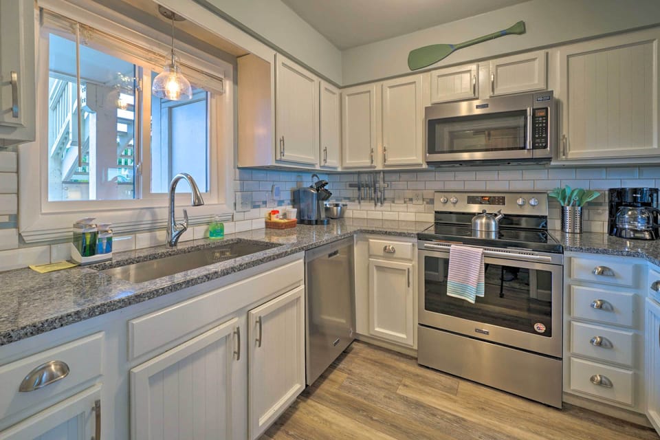 SS appliances, Keurig and regular coffee maker, knives that actually cut things!