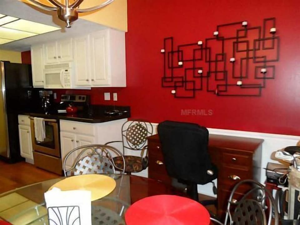 ANOTHER PICTURE OF KITCHEN AND DINING ROOM .