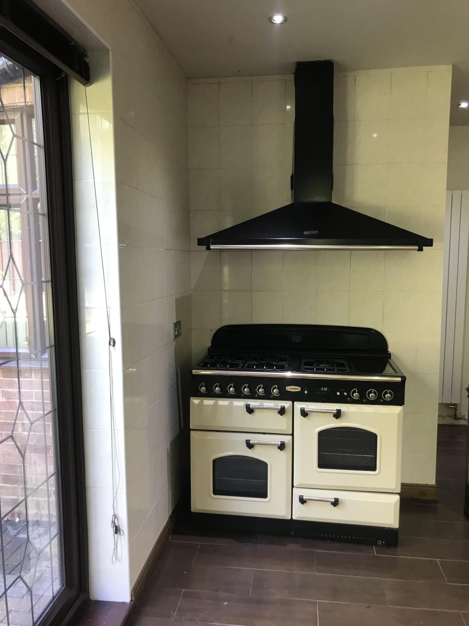 Rangemaster 5 gas burner 
Two electric Ovens, Grill, Hotplate. Storage Drawe