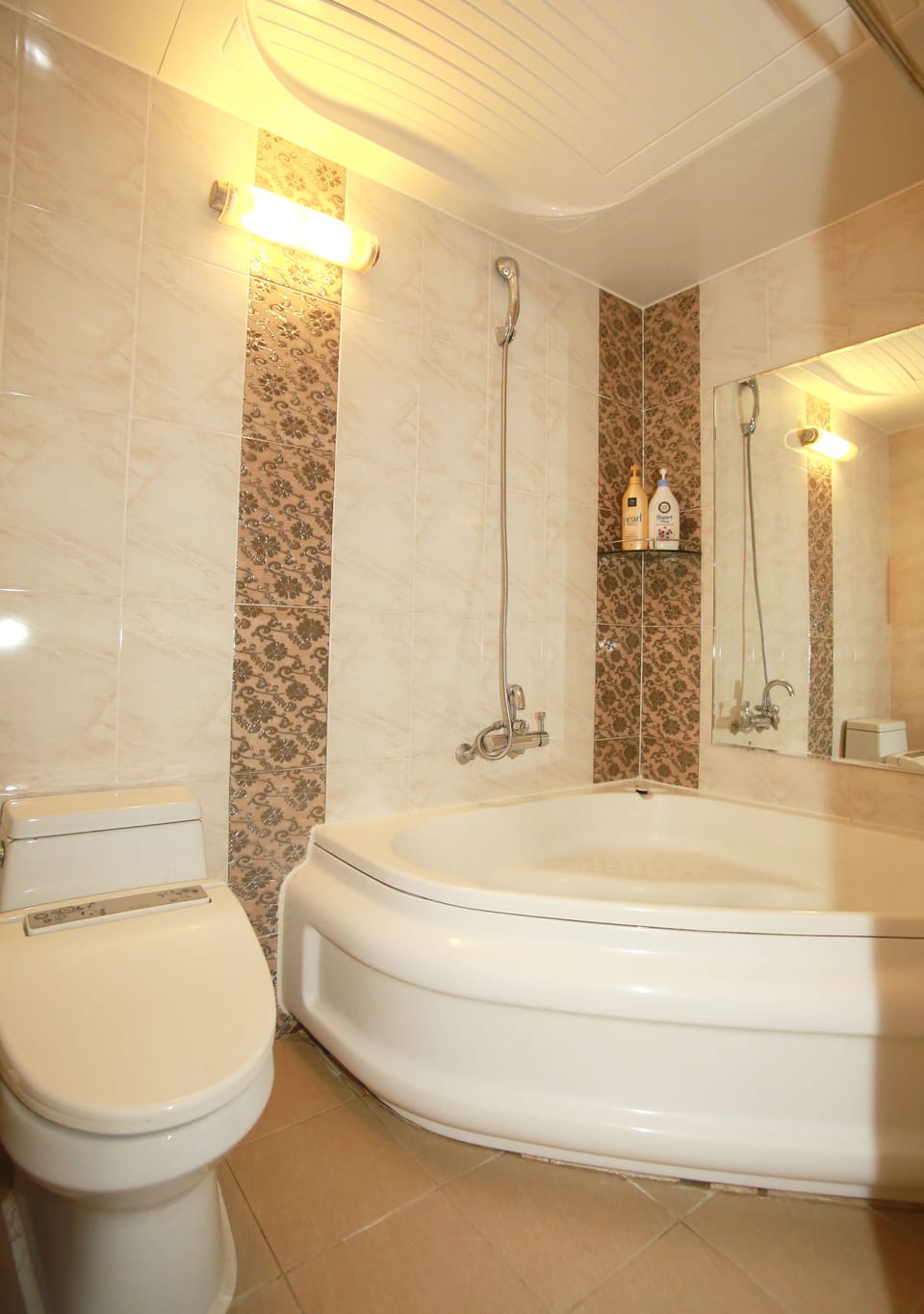 Suite | Bathroom | Free toiletries, hair dryer, slippers, towels