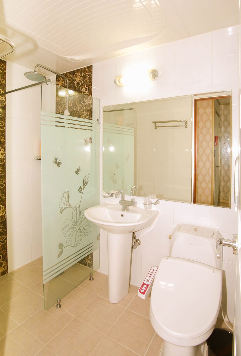 Twin Room | Bathroom | Free toiletries, hair dryer, slippers, towels