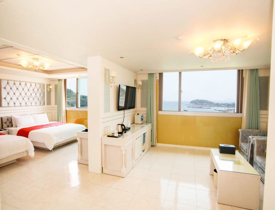 Suite | Living area | 40-inch flat-screen TV with cable channels, TV