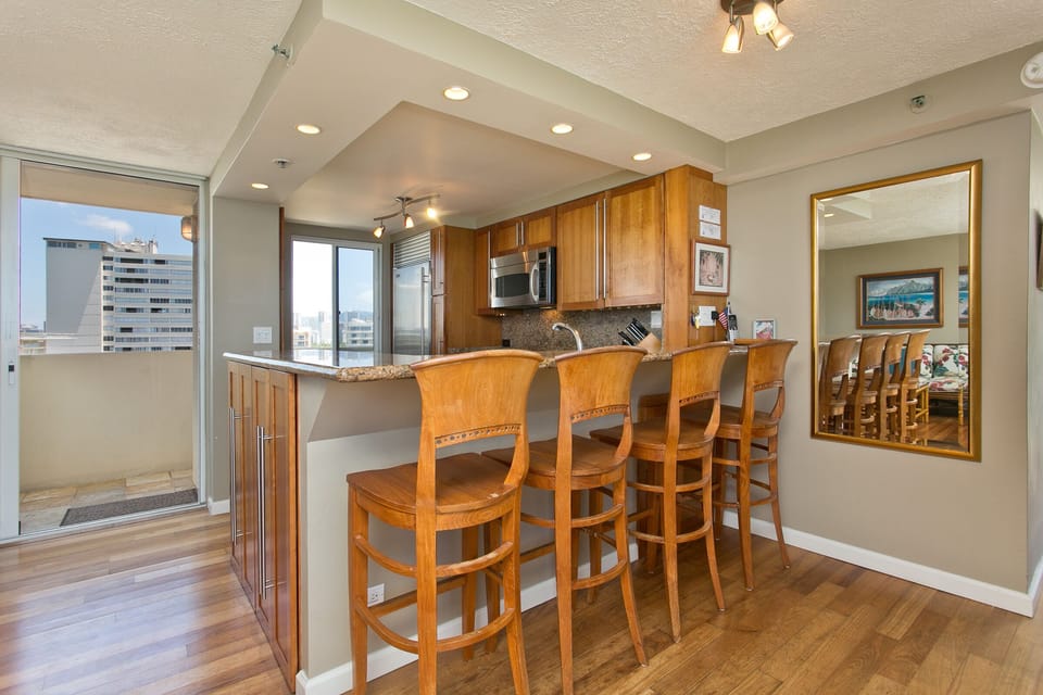 Granite topped Breakfast bar for four.