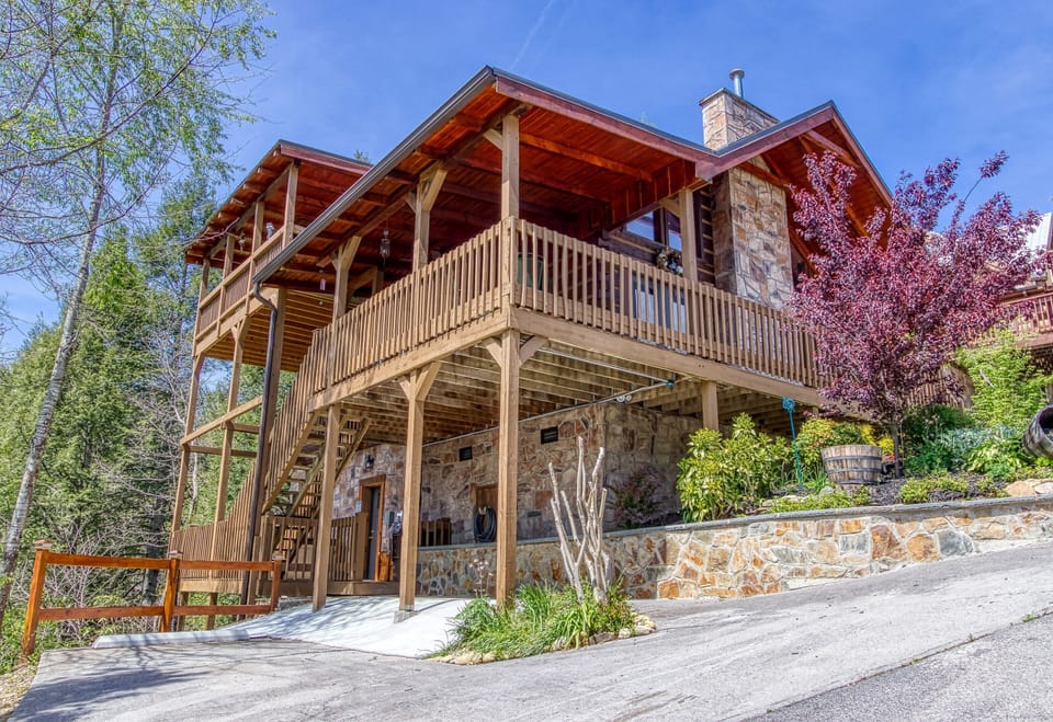 2500 Sqft, 3 levels, Views of Mt Leconte-Parking 3 mid size cars & 3 motorcycles