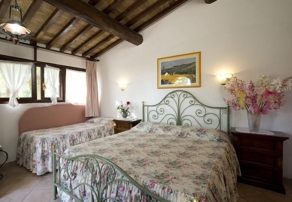 Triple Room | Minibar, desk, WiFi (free), bed sheets