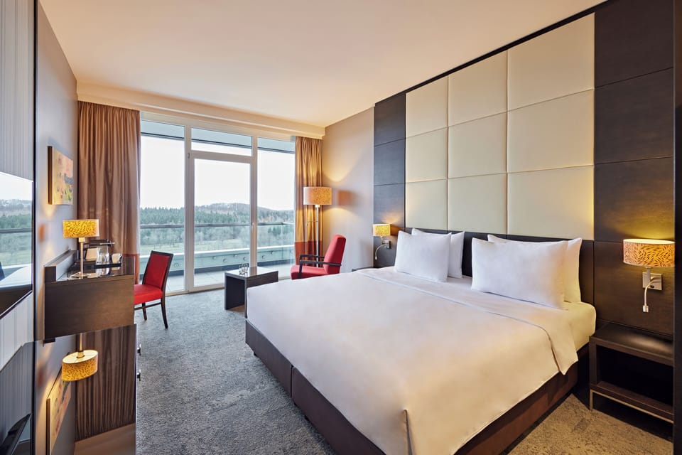 King Room High Floor | Hypo-allergenic bedding, minibar, in-room safe, desk