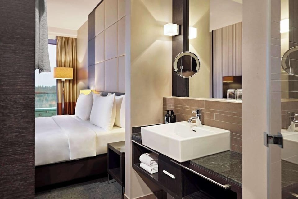 King Room High Floor | Hypo-allergenic bedding, minibar, in-room safe, desk