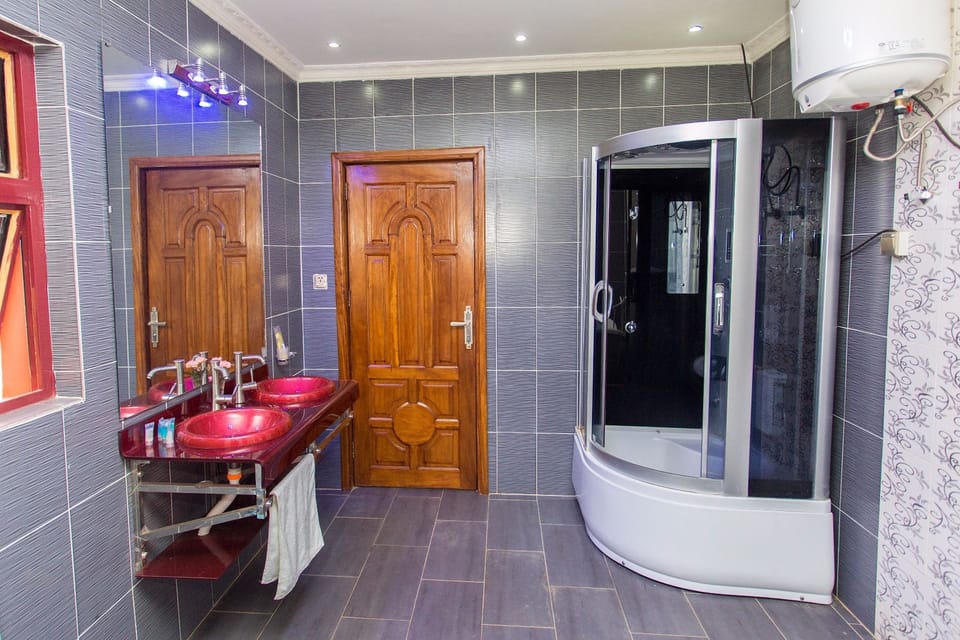 Standard Double Room | Bathroom | Shower, free toiletries, towels