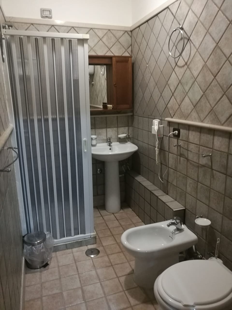 Shower, rainfall showerhead, free toiletries, hair dryer