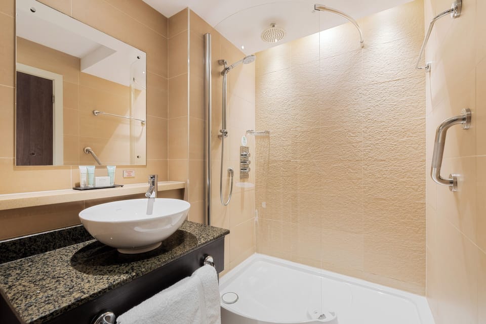One Bedroom Suite | In-room safe, iron/ironing board, WiFi (free), bed sheets