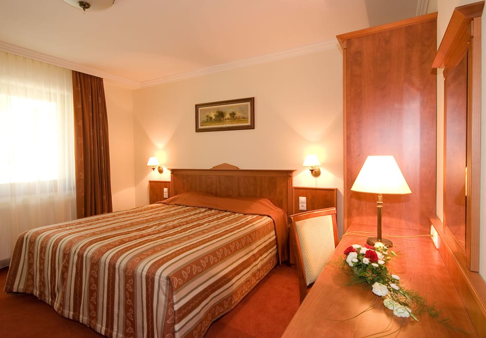 Room, 2 Twin Beds (Arcade) | Minibar, in-room safe, desk, free WiFi