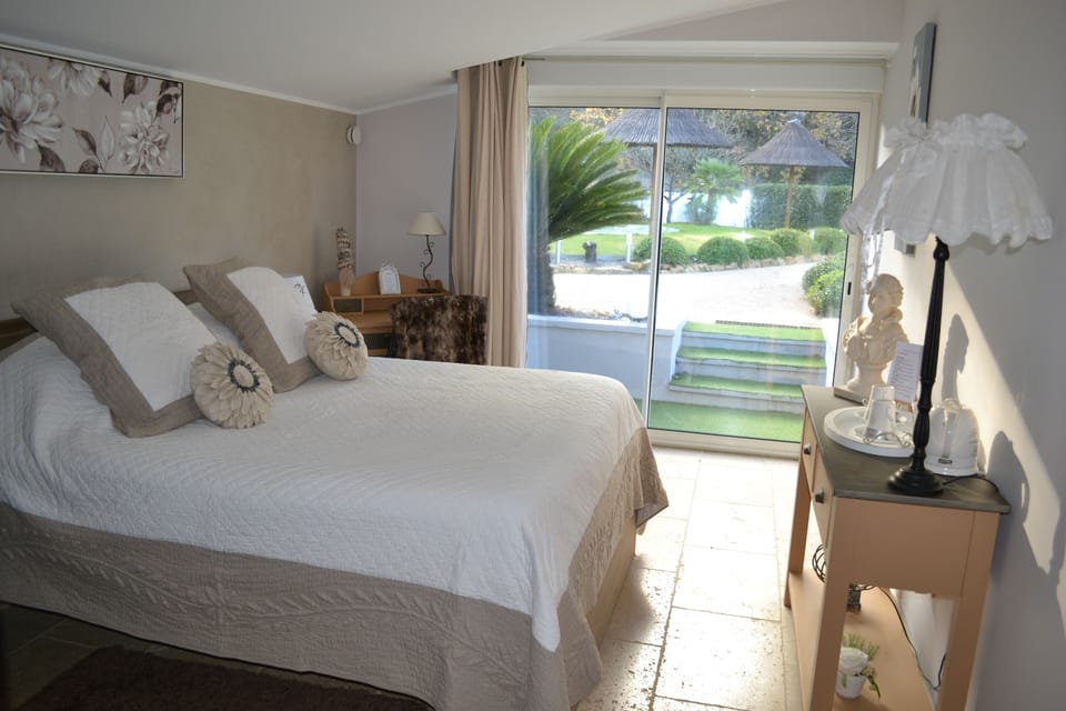 Double Room (Magnolia) | 1 bedroom, minibar, in-room safe, desk