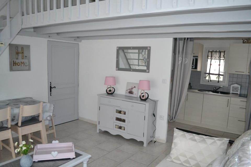 Double Room (Edelweiss) | Living area | Flat-screen TV