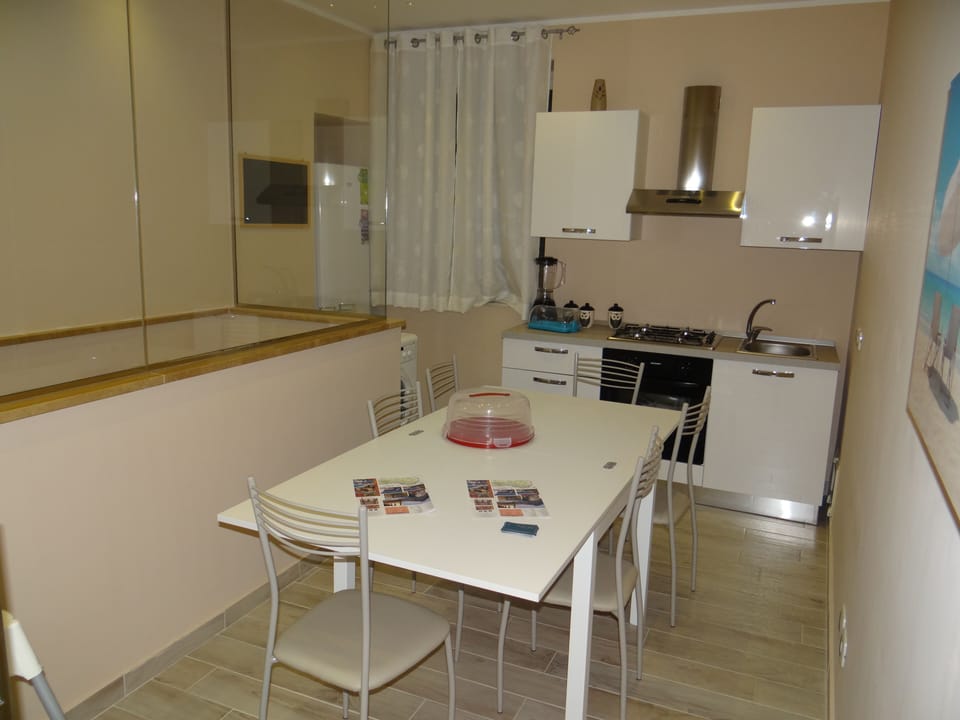 Full-size fridge, microwave, oven, stovetop