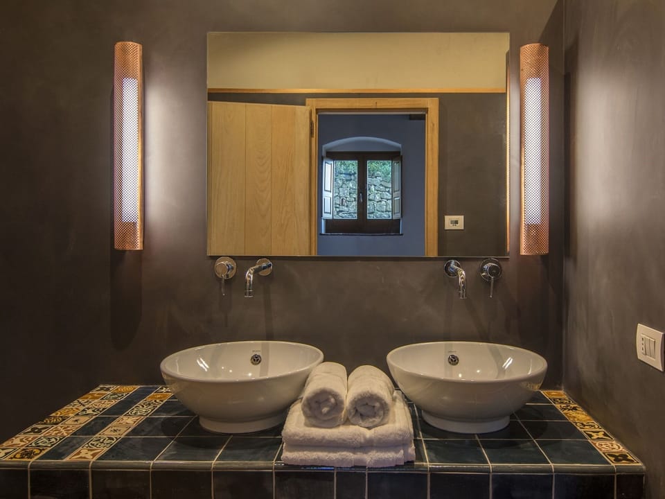 Shower, rainfall showerhead, free toiletries, hair dryer