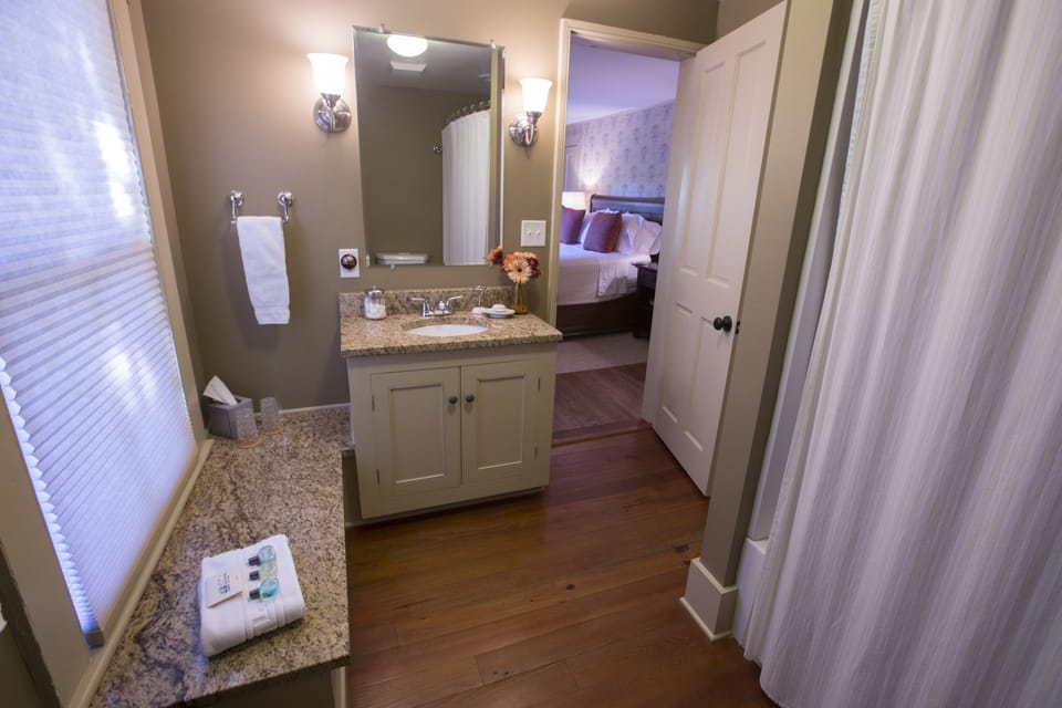 Premium Room, 1 Queen Bed | Bathroom | Free toiletries, hair dryer, towels
