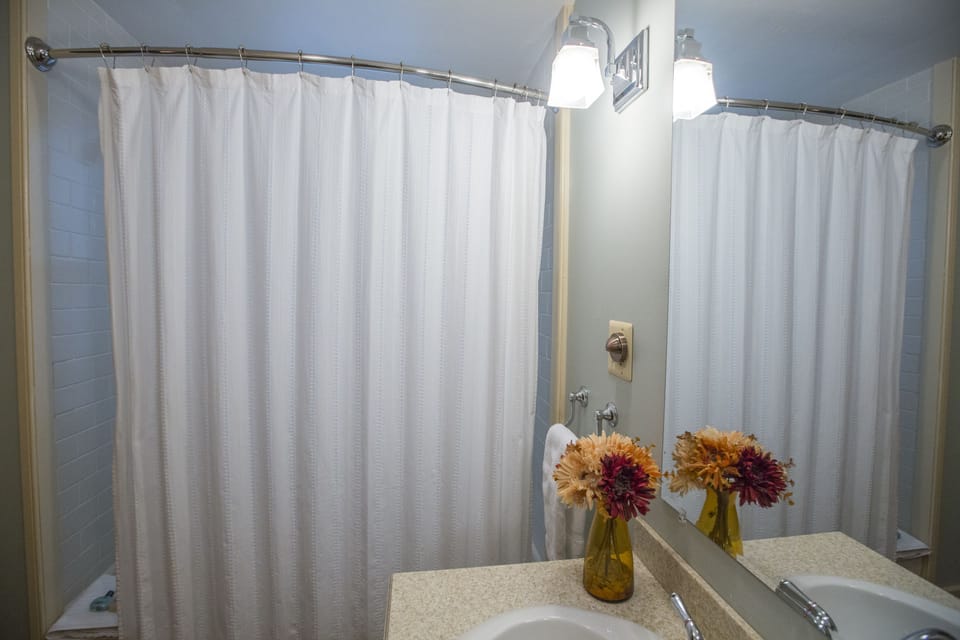 Premium Room, 1 King Bed | Bathroom | Free toiletries, hair dryer, towels