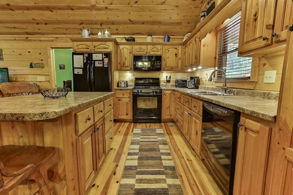 Full kitchen with breakfast bar