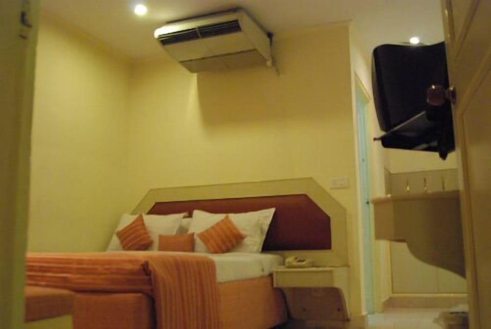 Standard Room | Minibar, iron/ironing board, rollaway beds, WiFi